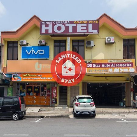 Oyo 44072 Mines Cempaka Hotel Nilai Esterno foto