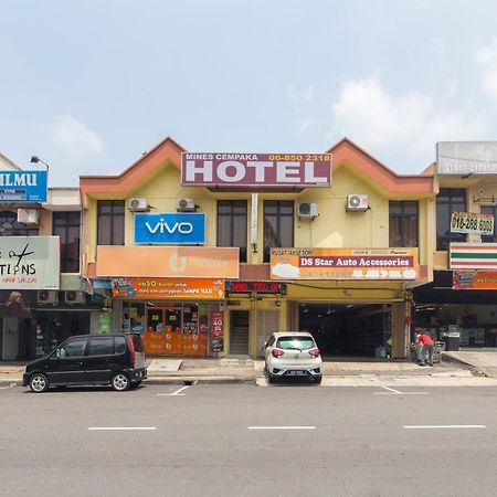 Oyo 44072 Mines Cempaka Hotel Nilai Esterno foto