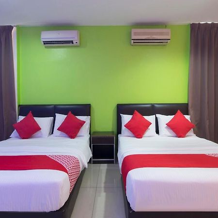 Oyo 44072 Mines Cempaka Hotel Nilai Esterno foto