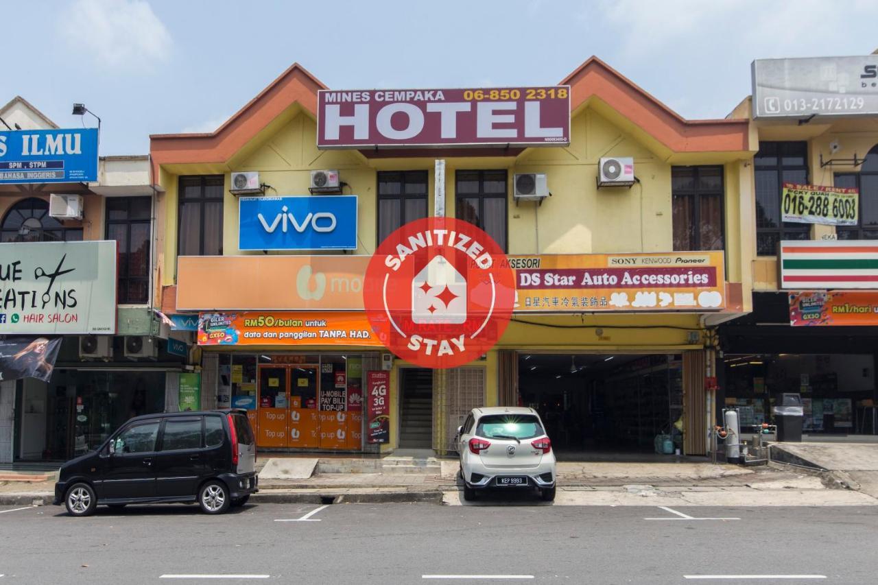 Oyo 44072 Mines Cempaka Hotel Nilai Esterno foto