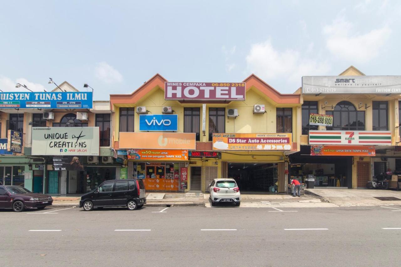Oyo 44072 Mines Cempaka Hotel Nilai Esterno foto