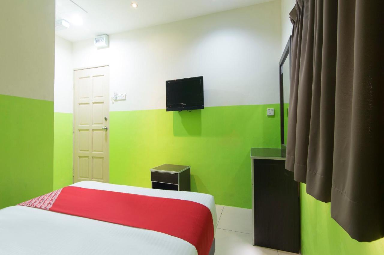 Oyo 44072 Mines Cempaka Hotel Nilai Esterno foto