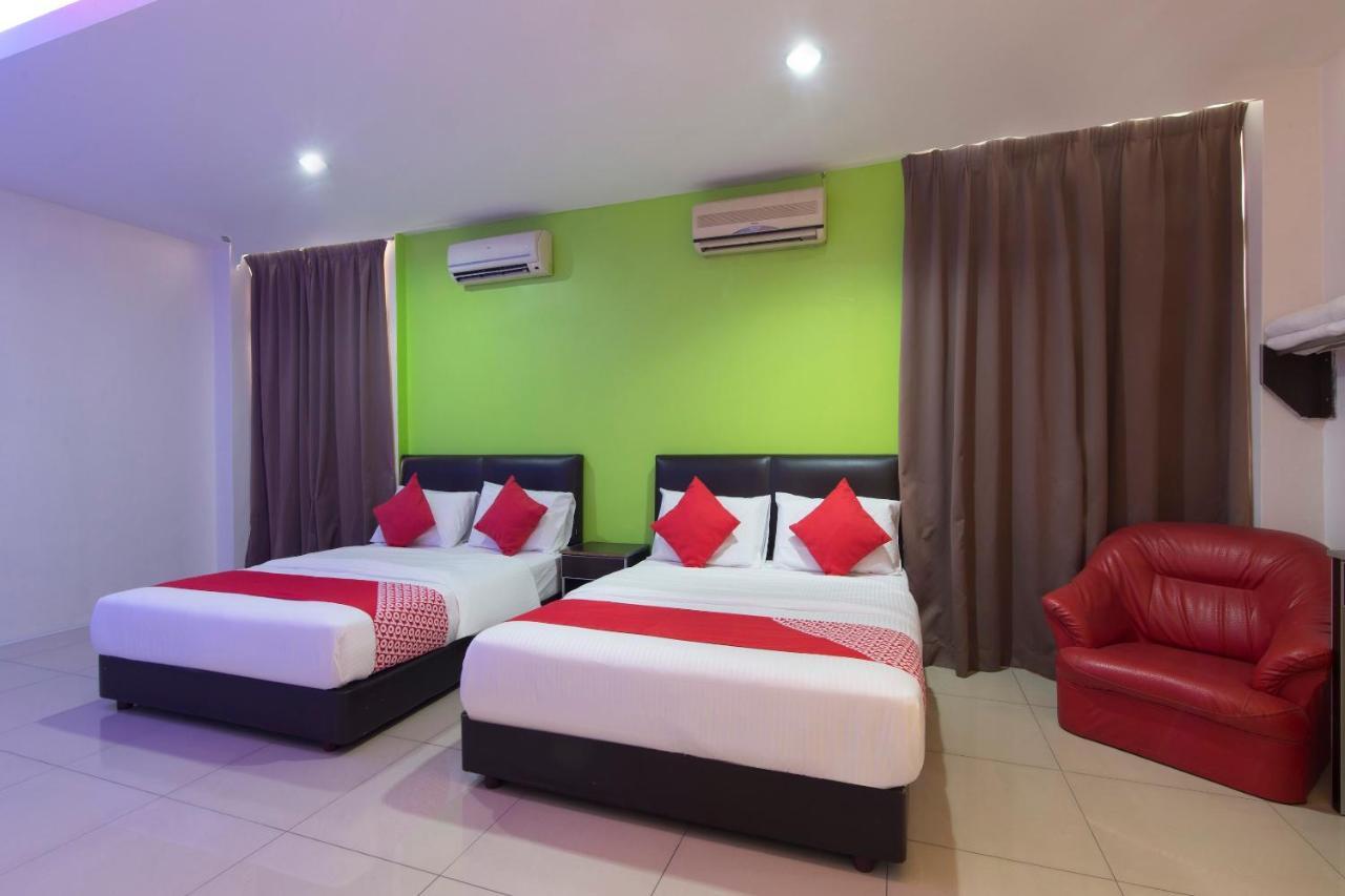 Oyo 44072 Mines Cempaka Hotel Nilai Esterno foto