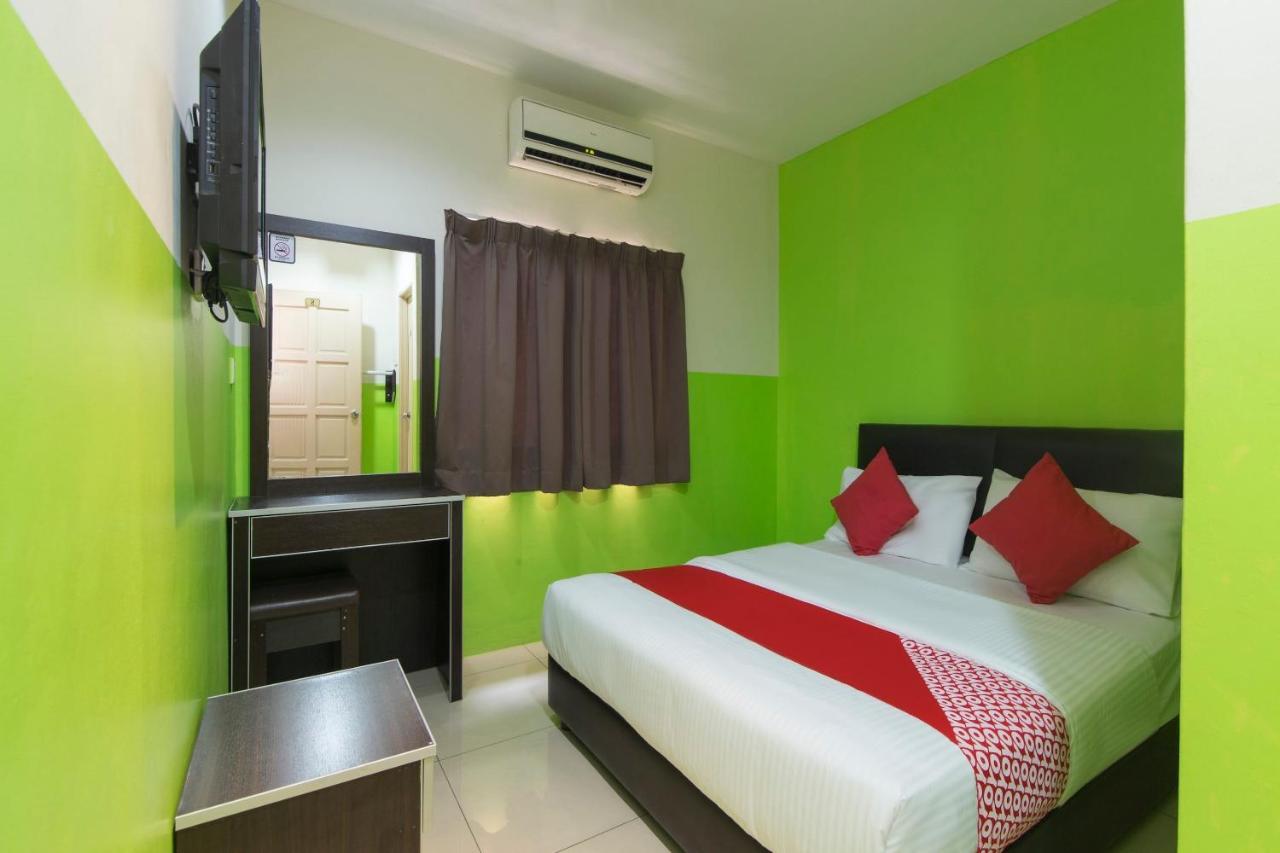 Oyo 44072 Mines Cempaka Hotel Nilai Esterno foto