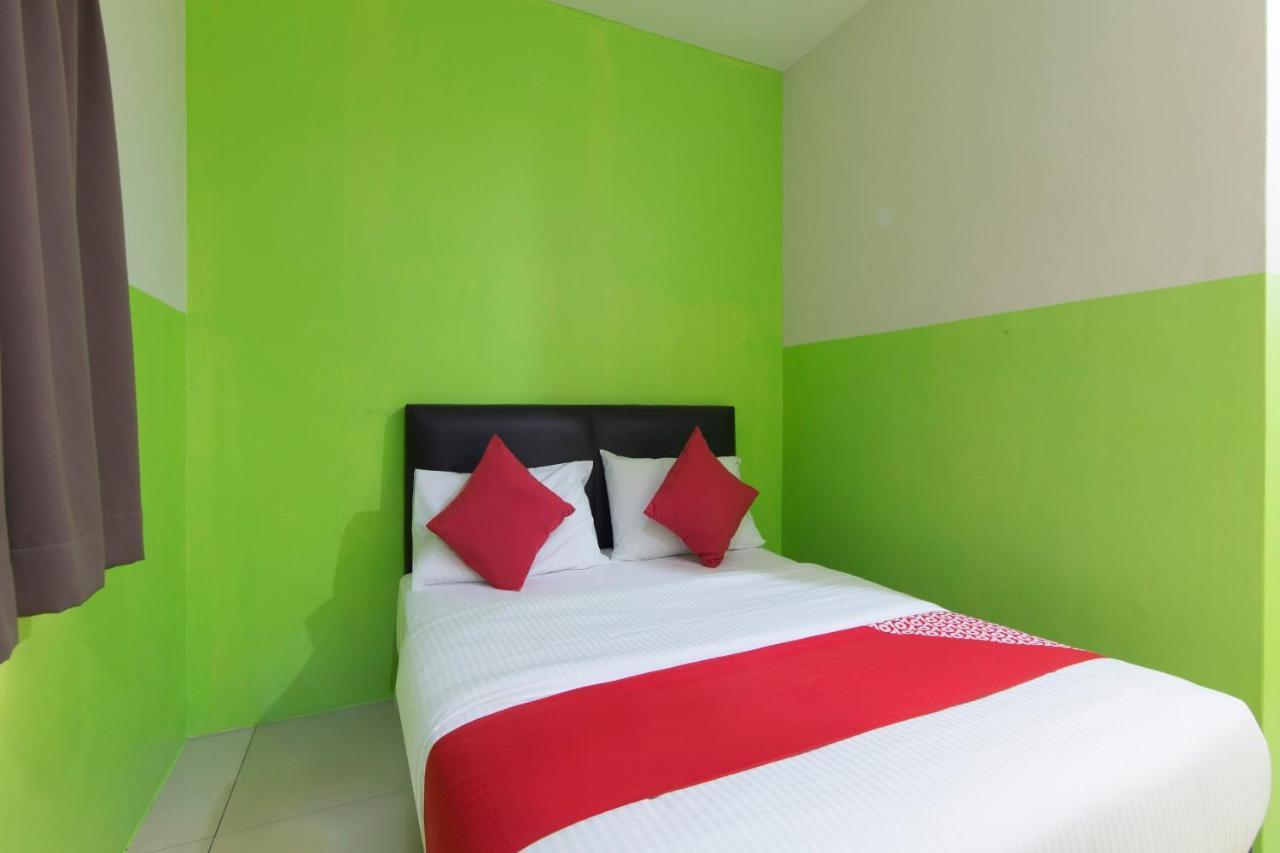 Oyo 44072 Mines Cempaka Hotel Nilai Esterno foto