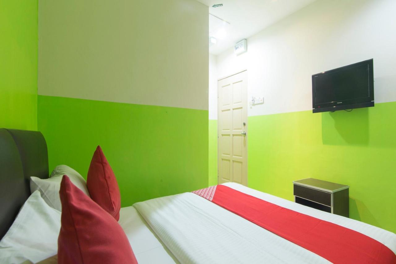 Oyo 44072 Mines Cempaka Hotel Nilai Esterno foto