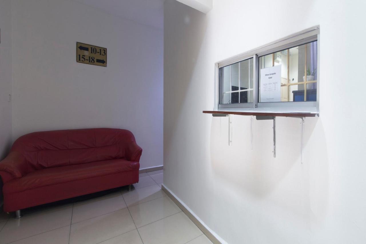 Oyo 44072 Mines Cempaka Hotel Nilai Esterno foto