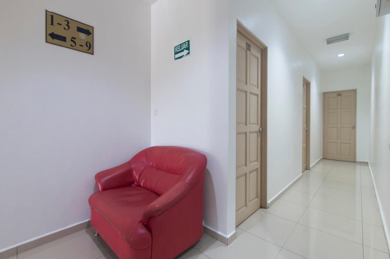 Oyo 44072 Mines Cempaka Hotel Nilai Esterno foto