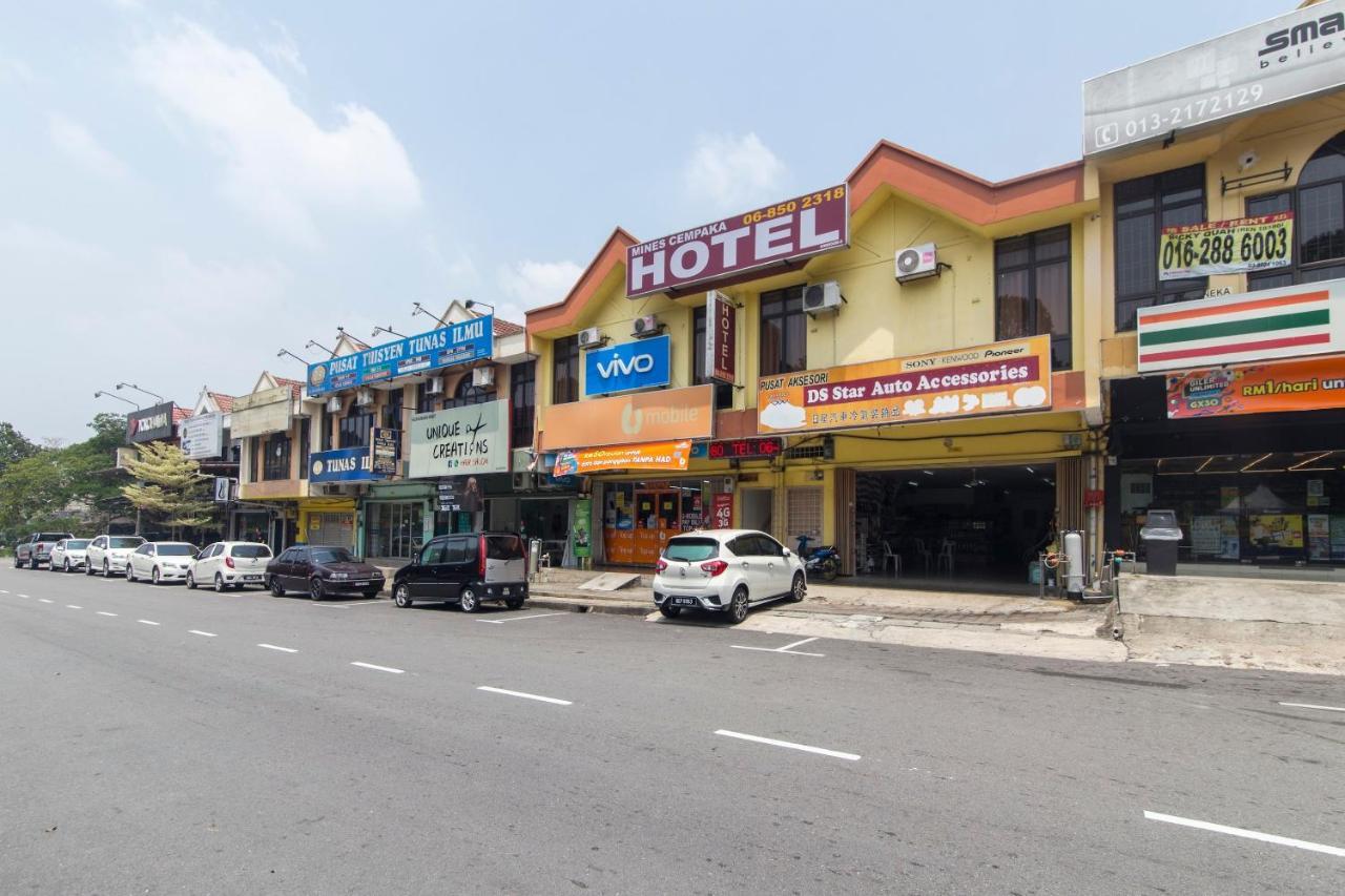 Oyo 44072 Mines Cempaka Hotel Nilai Esterno foto