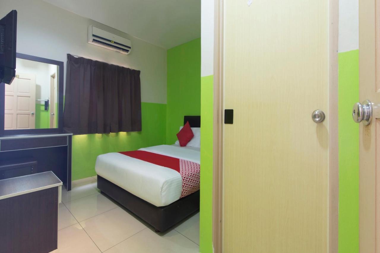 Oyo 44072 Mines Cempaka Hotel Nilai Esterno foto