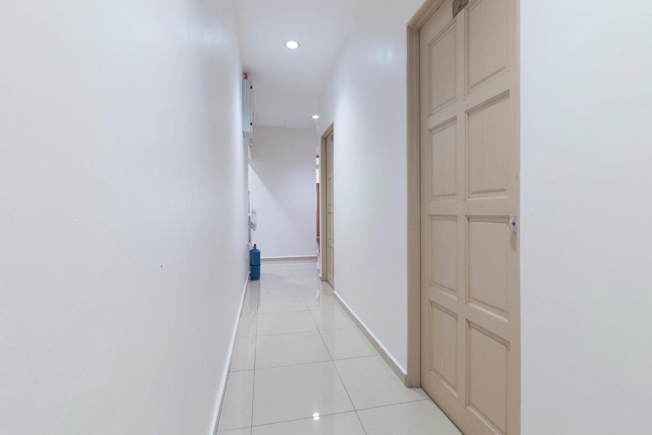 Oyo 44072 Mines Cempaka Hotel Nilai Esterno foto