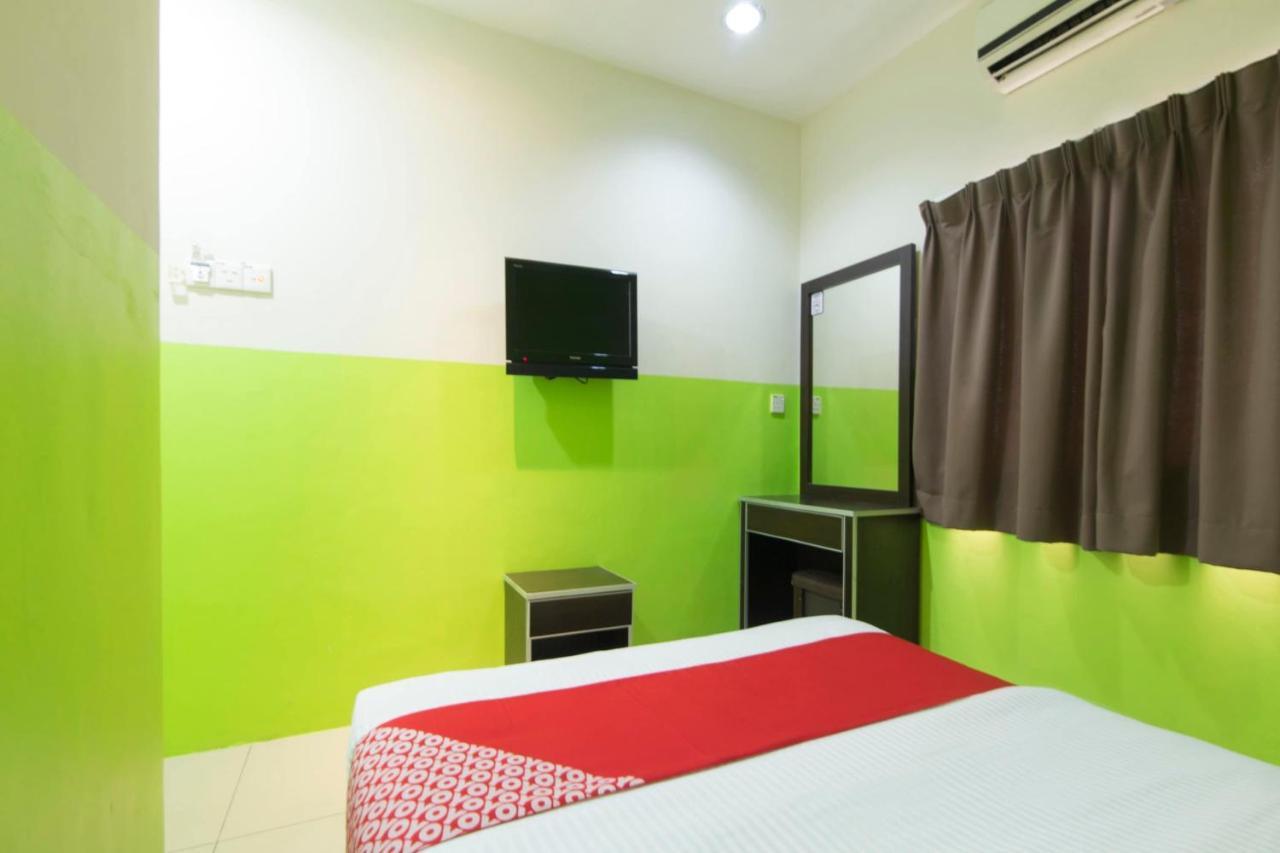 Oyo 44072 Mines Cempaka Hotel Nilai Esterno foto