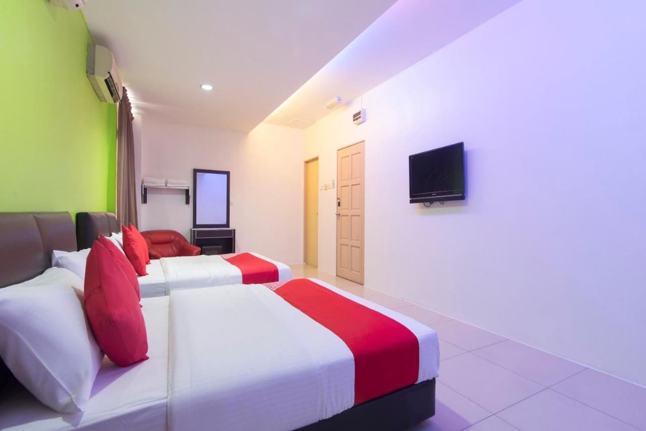 Oyo 44072 Mines Cempaka Hotel Nilai Esterno foto