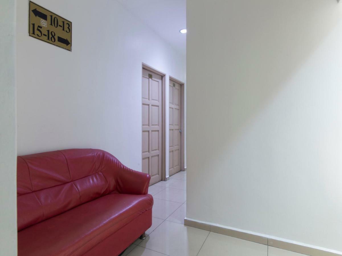Oyo 44072 Mines Cempaka Hotel Nilai Esterno foto